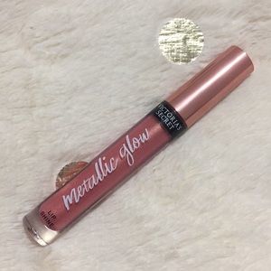 Victoria’s Secret lip shine in the color rose gold